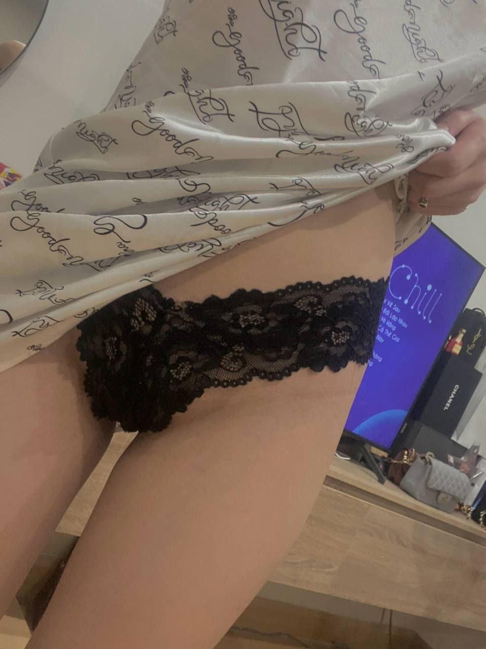 Tôi đã được một cô gái Lolita quan hệ bằng chân trong khách sạn trong kỳ nghỉ. Thật là thú vị khi được quan hệ với cô nàng gầy gò này